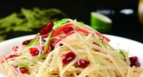 土豆丝大家都会炒，到底怎么做土豆才爽脆可口，一定要多加这一步