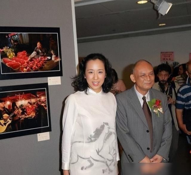 朱玲玲换发型苍老不少,无刘海修饰额头光秃,但穿搭素雅气质醉人