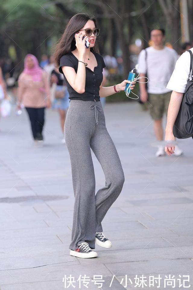 街拍上身黑色T恤搭配灰色高腰长裤,青春活力,气质迷人