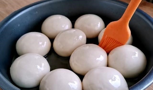 家里有面粉,别再蒸馒头了,试试此做法,上锅一烙,鲜美又下饭