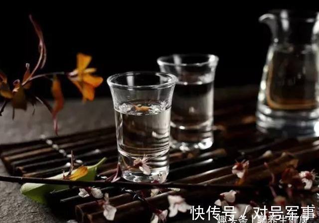 白酒|每天喝点酒和滴酒不沾的人,哪类人比较健康?喜欢喝酒的来看看