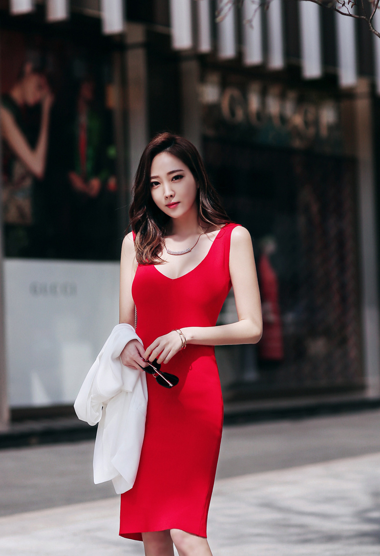 街拍：面带微笑的美女，一条白色的连衣裙，尽显苗条有致的好身材