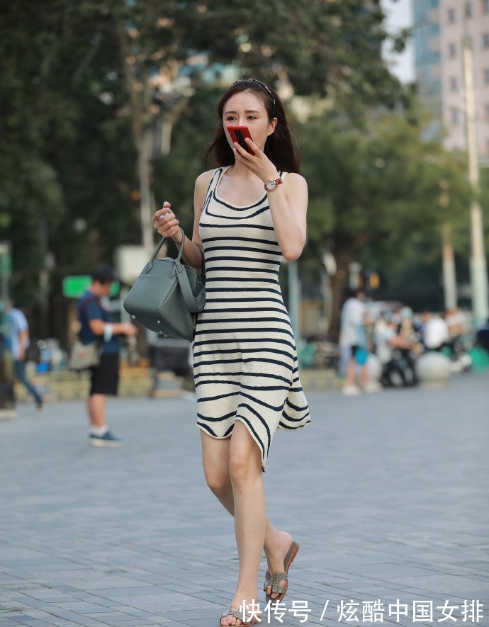 衣服 “随手”穿出门的衣服，款式简单，连搭配平底鞋都“耀眼”！