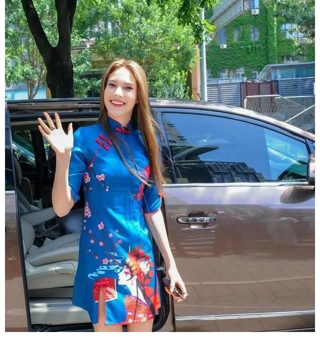 谷爱凌穿红旗袍演讲图片