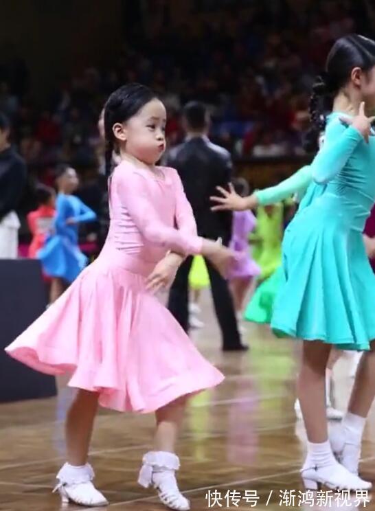 生活环境|表情最“凶”的拉丁舞萌宝火了,舍我其谁的气场,就问你怕不怕