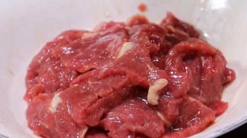 腌牛肉|腌牛肉时，切记不要加酒跟盐，分享一个做法给你，鲜嫩不出水