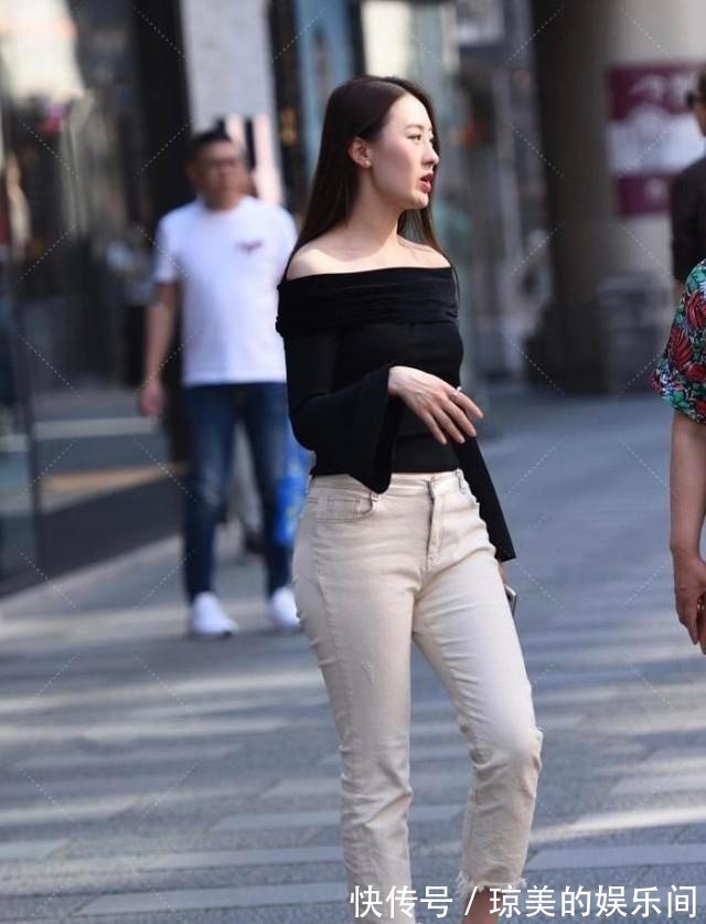 上衣 黑色上衣搭配米黄色牛仔裤,美丽大方,气质优雅