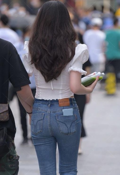 穿搭 墨绿色的无袖上衣,搭配黑色九分裤,整体给人简单清爽利落感觉