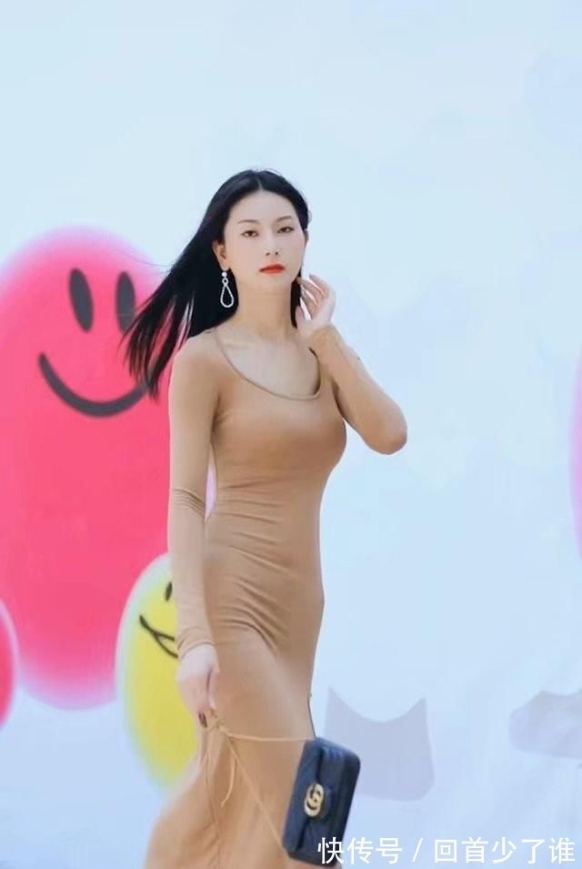 卡其色|姐姐一定是人群C位,裙子开叉高到不敢看,被强大的气场震慑住