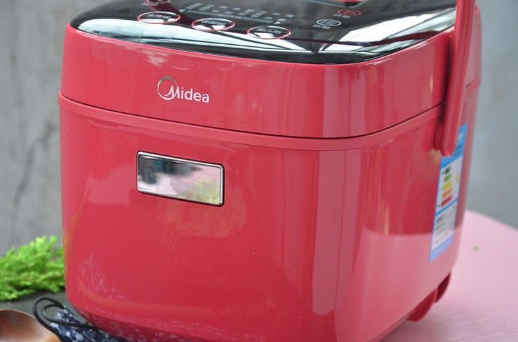 电饭锅也能做出来美味的腊肉饭，鲜香美味，有菜有肉