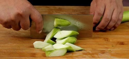 丝瓜皮|炒丝瓜时，记得不要直接下锅炒，多加这一步，丝瓜不发黑更有食欲