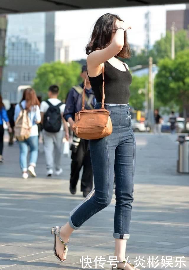 街拍美女小姐姐真时尚,将牛仔裤前后反穿,不显尴尬反而忒美