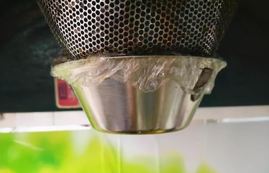 清洁剂|日子过久了才知道,自己清洗油烟机有窍门,一喷一擦就能搞定