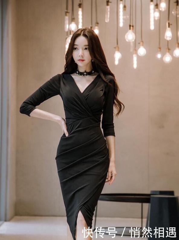 网红模特利落的连衣裙线条,凸显出女神纤细迷人的身材。