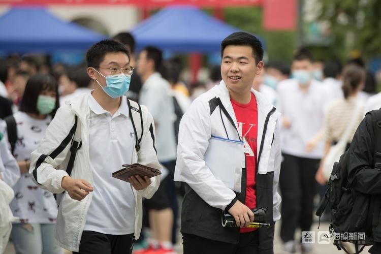 新闻记者|高考首场考试结束，济南这位考生第一个飞奔出场