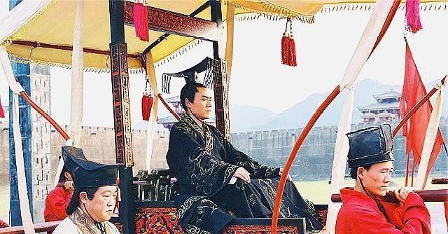 得罪邻居丢皇位,这两个历史故事告诉你出来混,迟早要还的