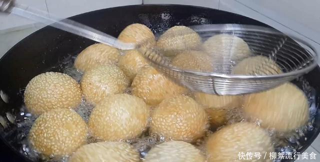 开水|麻团和面是开水还是凉水吗,掌握3个技巧,个个空心鼓泡不炸裂