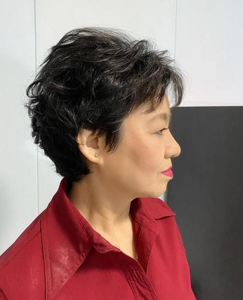 女人过了五十岁，尽量避开这些显老发型＋发色，换对这三款更减龄