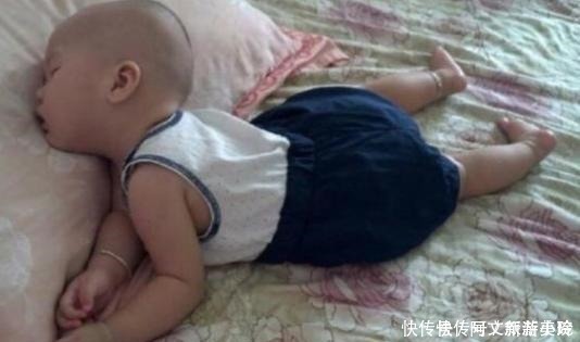 家长|宝宝睡觉喜欢“满床打滚儿”家长弄懂这些原因,让娃睡得更安稳