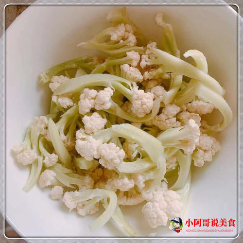 花菜不要焯水，做出来的干煸的花菜，焦香爽脆，不会软绵绵，超级下饭