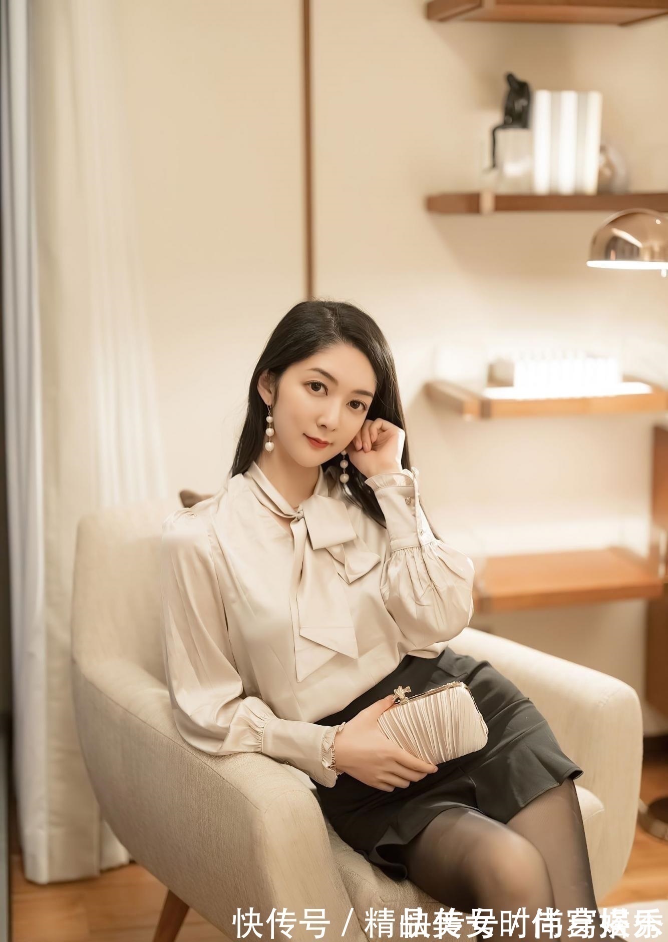 杏色 杏色衬衫搭配黑色高腰半身裙,优雅大方,温婉甜美