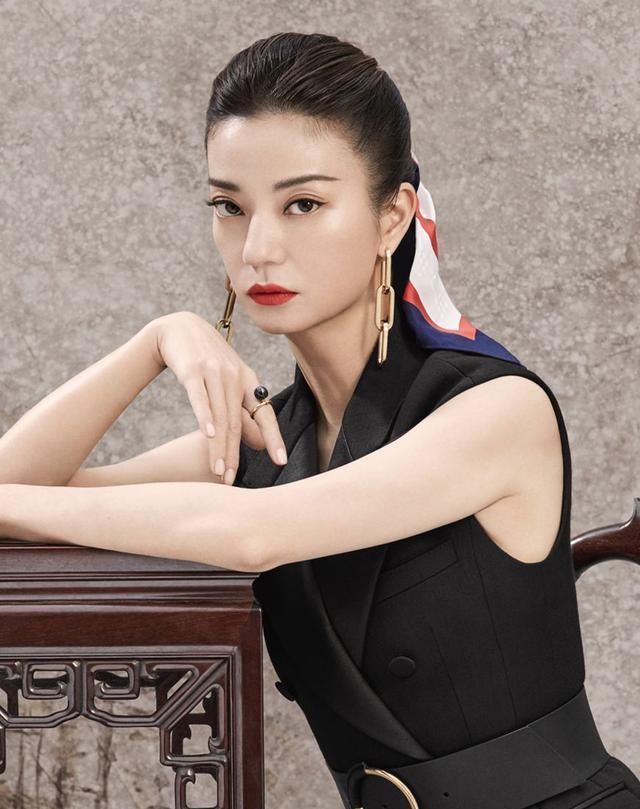 别小看一条丝巾,夏日想搭出活力全靠它,8种时髦系法简单又出彩