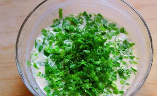 这菜叶子别扔掉，用来烙饼最好吃，清香扑鼻，大人小孩都爱吃