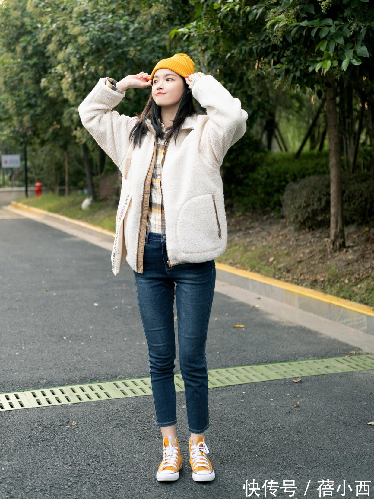 羊羔毛外套 怕冷的女生建议多穿羊羔毛外套,搭配半身裙洋气,搭配牛仔裤时髦