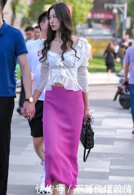 玫红色|长发女神穿玫红色半身裙,华丽又不失典雅,时尚又迷人