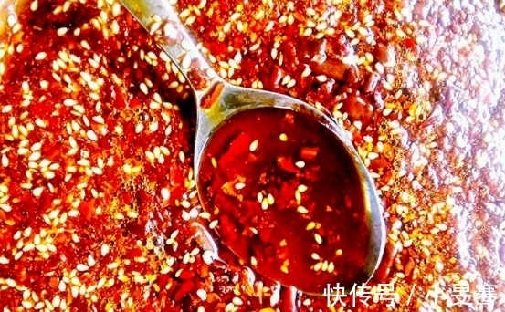 炸辣椒油，直接淋入热油是不对的！多加一步，辣椒油香辣红亮
