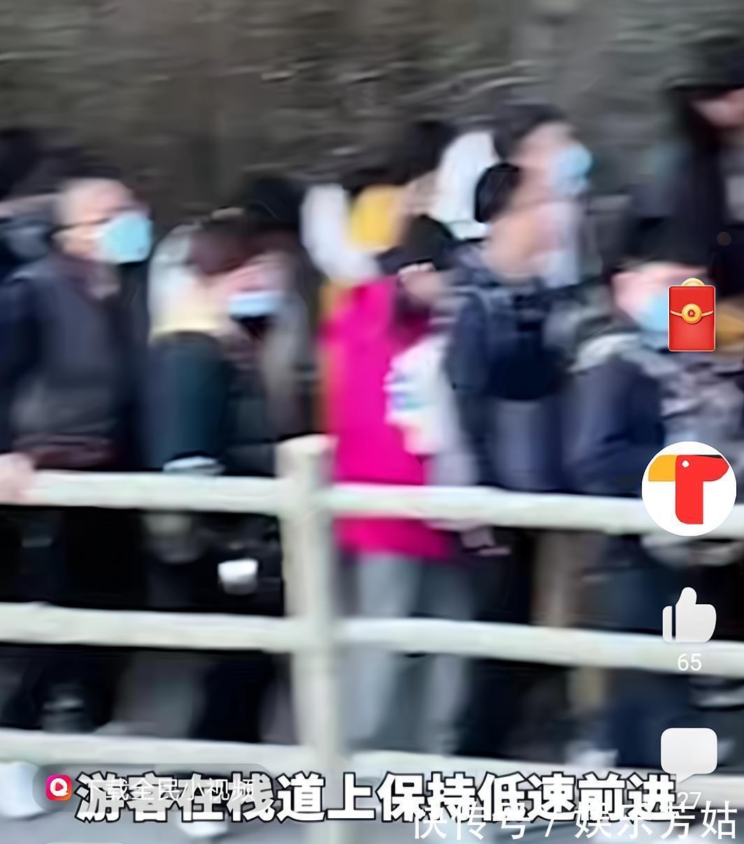 河南洛阳：栈道上人满为患，一旁就是万丈深渊