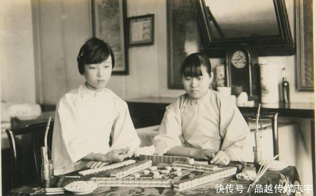 发呆|晚清时期老照片,八旗子弟游手好闲遛鸟,妇女在麻将桌前发呆