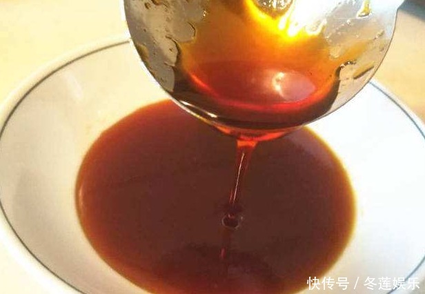 炒糖色时,用水好还是用油好?好多人都弄错了,难怪炒出来发苦