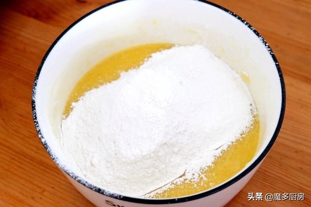 香蕉葡萄干做成蛋糕更好吃，不用打蛋器，小朋友都能轻松做