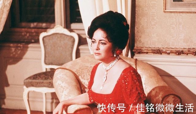 祖母绿 自带服装拍戏不算什么,泰勒拍电影自备珠宝,给剧组省了好多经费!