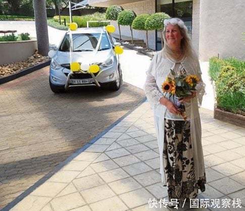 南非|63岁寡妇宣布和自己结婚,穿婚纱戴钻戒度蜜月样样不落下