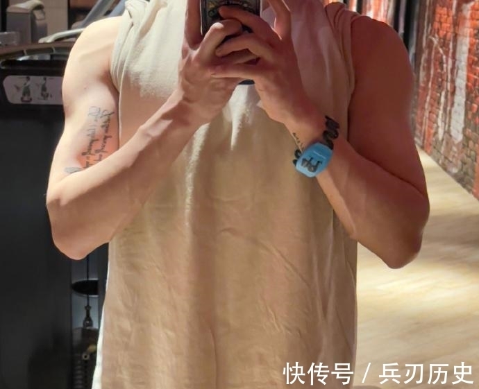 大男孩|帅气的成都大男孩,健身四个半月,手臂和肩有进步,胸肌差点意思!