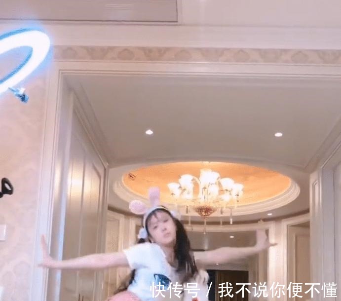 小姐姐|“大兔子”带着“小兔子”跳舞,可爱