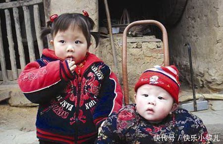 孩子|姐弟俩“大打出手”,弟弟战袍破烂不堪,两人模样逗笑宝妈