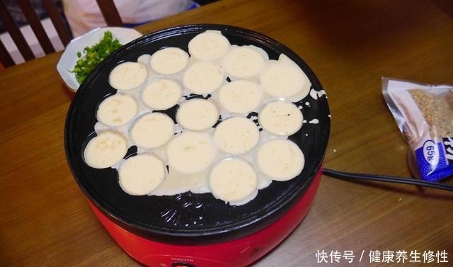 想吃章鱼烧不用出去买,教你在家做,口感丰富又弹牙,比买的还香