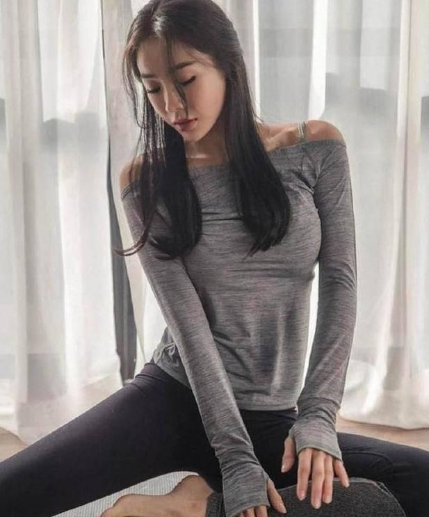 街拍漂亮唯美的紧身打底裤小姐姐,穿出甜美减龄气质