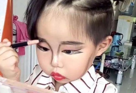 网红梦|小学生化妆火了,模仿妈妈上眼影,看到“成品”后被惊艳到
