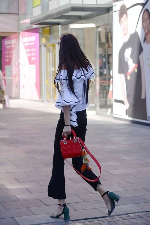 心花时尚秀:黑色九分高腰裤和白色一字肩,搭