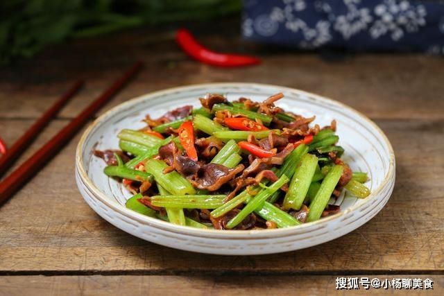 下酒菜当属炒鸡胗，想要脆嫩有1步不能省，没腥味更有嚼劲