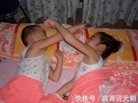 讨厌|妈妈刚走开,2岁姐姐就对刚出生弟弟“下狠手”,女儿:我讨厌他