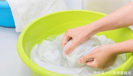 面粉|衣服上的顽固油渍怎么去掉?用这些让衣服亮白如新!