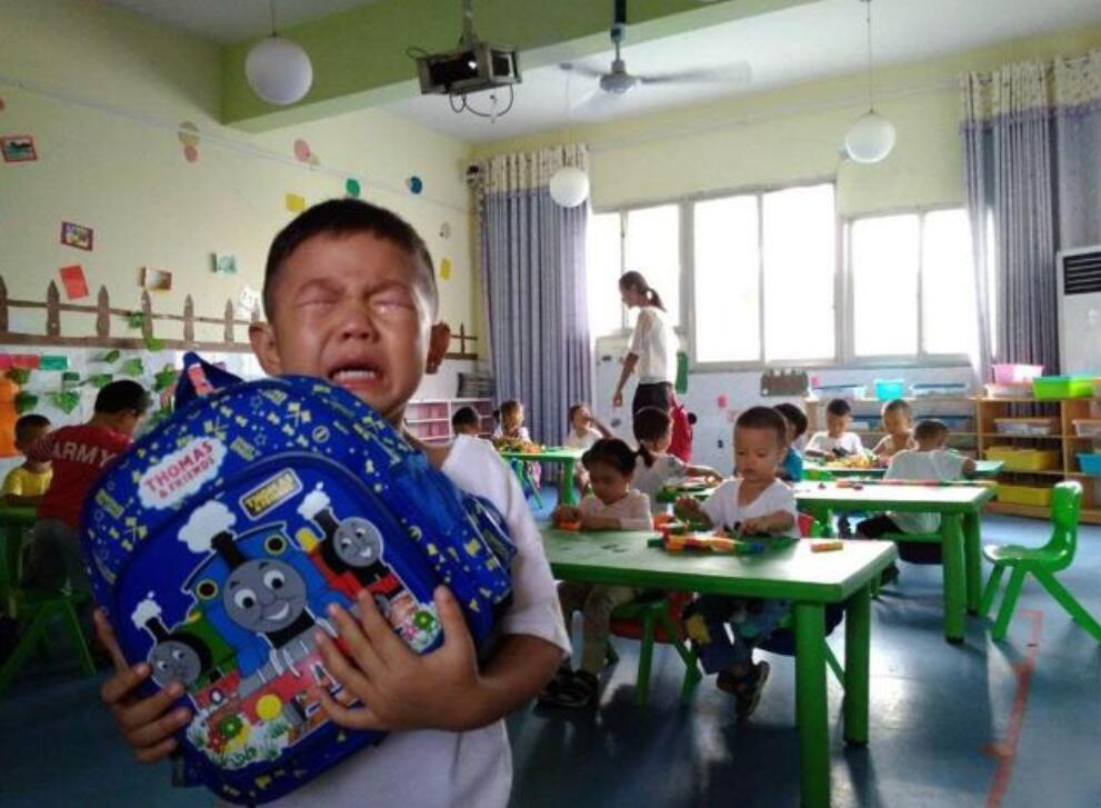 抱抱|宝宝班的妹妹哭鼻子,泪眼汪汪到中班找哥哥“抱抱”,画面好暖心