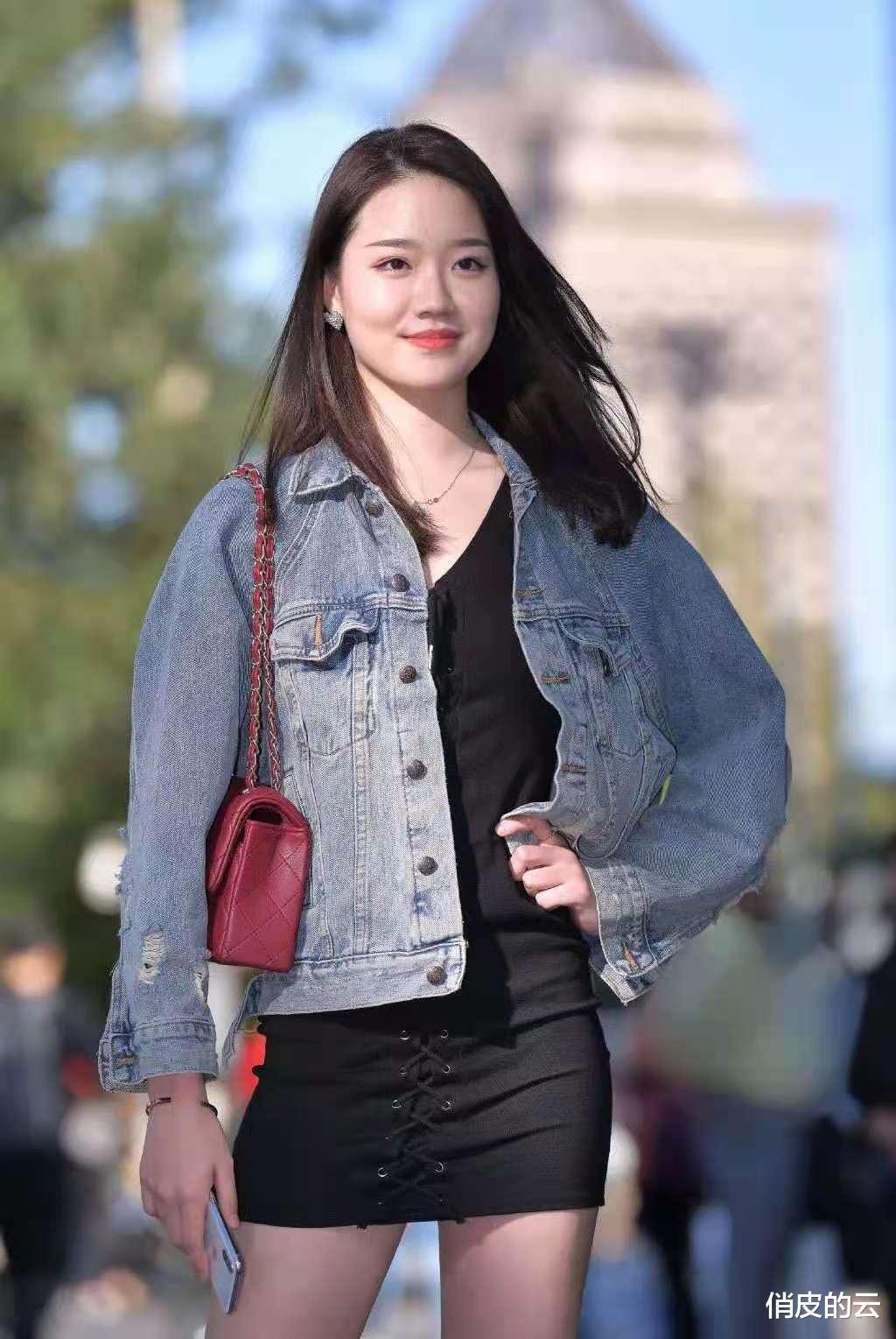 时尚|牛仔外套搭配黑色连衣裙,减龄又不失成熟魅力,个性十足