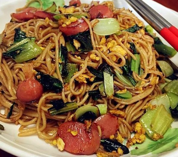 家常炒面时,面条煮熟过凉是错的这才是正确方法,面条根根分明