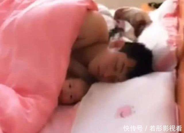 宝宝没睡醒,妈妈赶着去做早餐,走到门口回头感动泪流